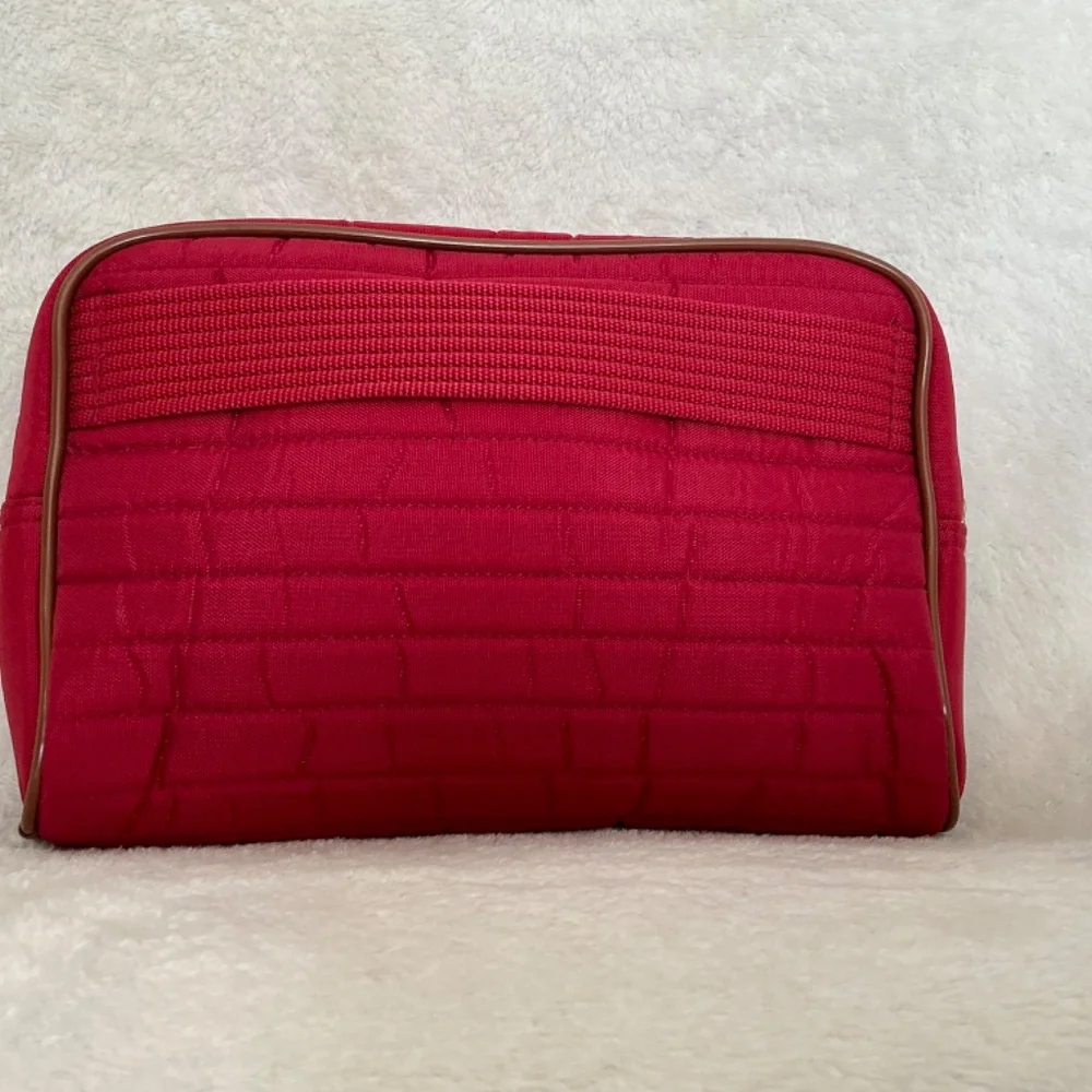 Sherpa’s Pet Trading Company bag. Trolley Strap for easy travel. Rich Red